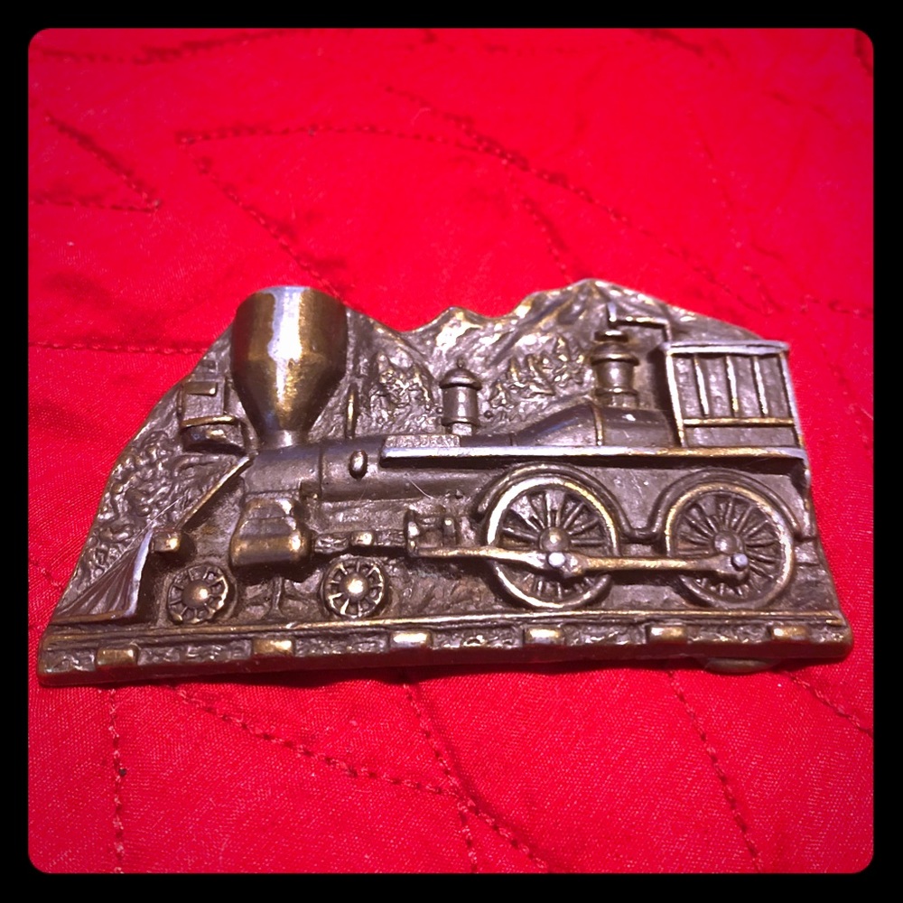 Locomotive belt buckle